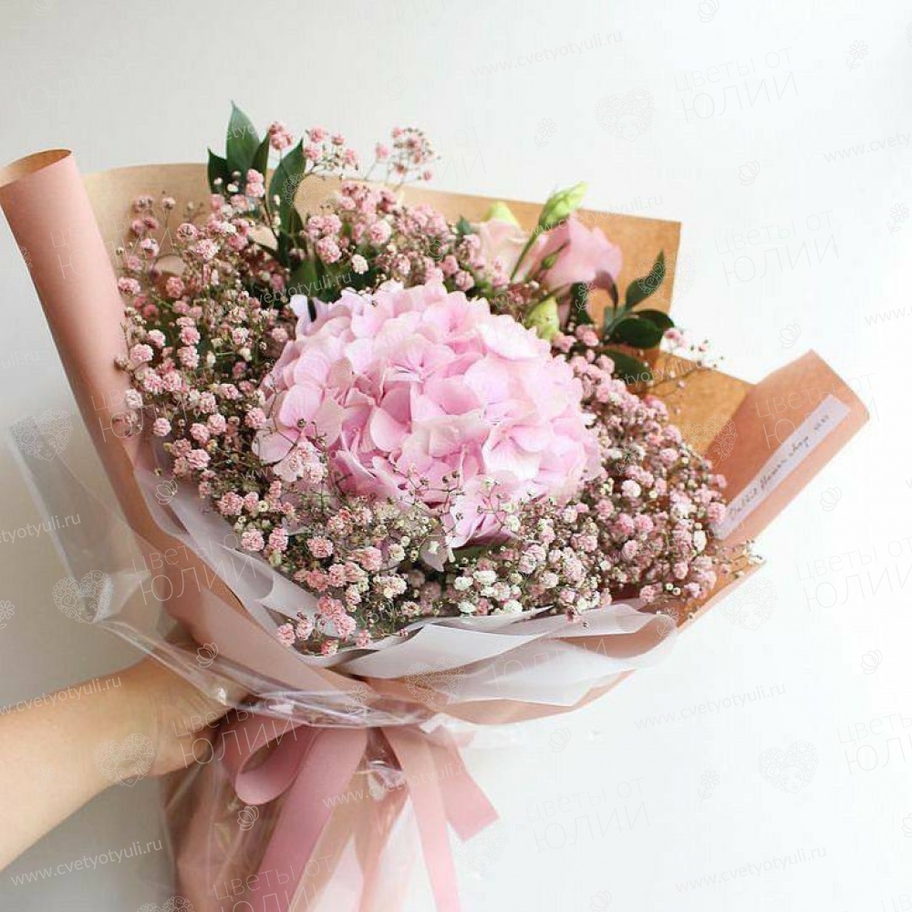 Сборный букет из розовой гортензии и гипсофилы