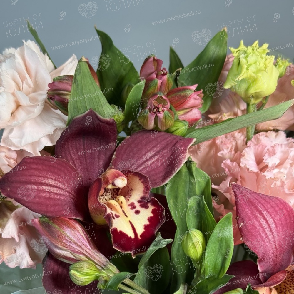 Букет «Бордовый шик» с орхидеями, эустомой и альстромериями