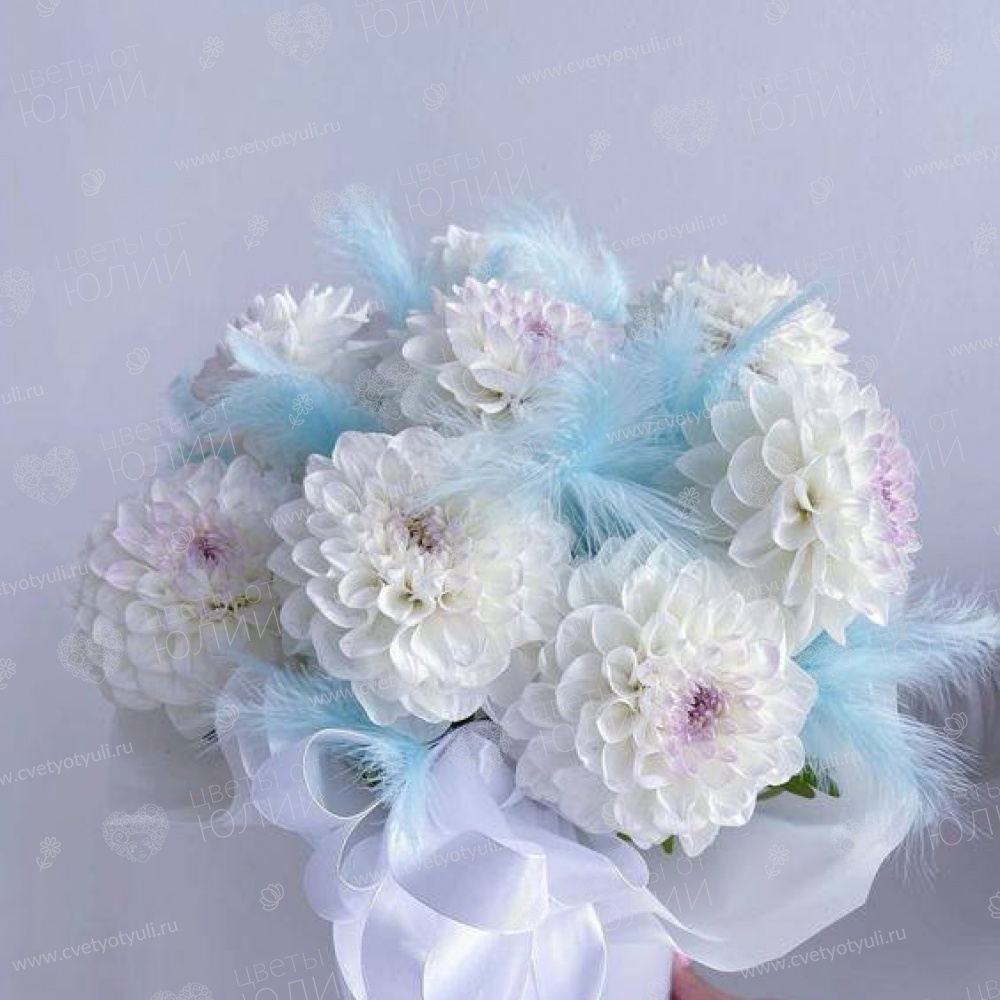 Коробка с белыми георгинами