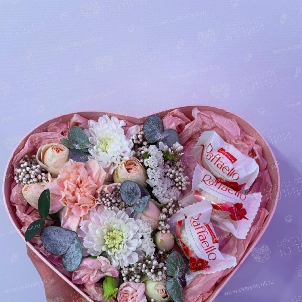 Композиция «Сладкое сердце» с розами, хризантемами и Raffaello