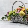 Корзина «Осенний урожай» с виноградом, грушей, яблоками и цветами