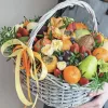 Корзина «Тропический праздник» с фруктами, ягодами и живыми цветами