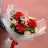 Букет «Алый и персиковый этюд» с французскими розами и диантусами