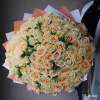 Букет из 91 кремовой розы (местная, 50 см) с салалом