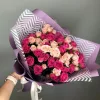 Букет «Малиновый шёлк» из 21 кустовой розы микс (розовые и малиновые)
