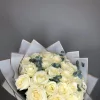 Букет из 25 белых роз «Белый шёлк» с эвкалиптом (местная, 50 см)