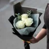 Букет «Белый контрапункт» с белыми розами и эвкалиптом