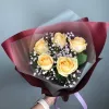 Букет «Персиковый бархат» из 5 кремовых роз с гипсофилой