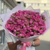 Букет из 51 кустовой розы «Малиновый купол кустовых роз» (70 см)