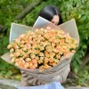 Букет из 51 кустовой розы «Персиковый шторм» (70 см)