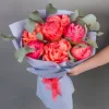 Букет «Коралловый бархат» из 7 коралловых пионов с эвкалиптом
