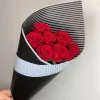 Букет «Алый контраст роз» из 7 красных роз (местная, 50 см)