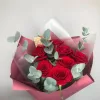Букет из 7 красных роз (местная, 40 см) с эвкалиптом