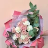 Букет «Пудровый контраст» с розами и гвоздиками