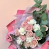 Букет «Пудровый контраст» с розами и гвоздиками