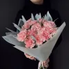 Букет «Розовый фланель» из 13 розовых гвоздик с зеленью
