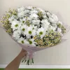 Букет «Белый луг» с кустовыми хризантемами и танацетумом