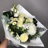 Букет «Белый танец» с розами, хризантемой и эустомой
