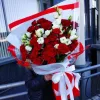Букет «Алый контраст» с кустовыми розами и эустомой
