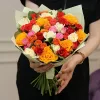 Букет «Цветной фейерверк» с одноголовыми и кустовыми розами микс