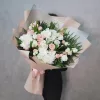 Букет «Пудровый секрет» с кустовыми розами, хризантемами и эустомами