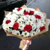 Букет «Алый акцент» с розами и кустовыми хризантемами
