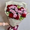 Букет «Алый и розовый контраст» с розами, кустовой хризантемой и альстромерией