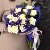 Букет «Синяя акварель» с белыми розами и ирисами