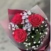 Букет «Алый мотив» из 3 красных роз с гипсофилой