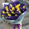 Букет «Весенний импульс» с жёлтыми тюльпанами и синими ирисами