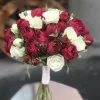Букет невесты «Алый и белый обет» с кустовыми и одиночными розами