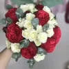 Букет невесты «Алый и молочный вальс» с кустовыми розами и эвкалиптом