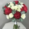 Букет невесты «Алый и молочный вальс» с кустовыми розами и эвкалиптом