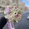 Букет невесты «Пудровый купол» с розами, пионом и эустомой