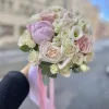 Букет невесты «Пудровый купол» с розами, пионом и эустомой