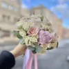 Букет невесты «Пудровый купол» с розами, пионом и эустомой