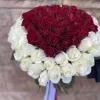Букет «Пламенное сердце» из 101 красно-белой розы (местная, 40 см)