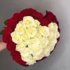 Букет «Алый и молочный» из 51 красно-белой розы (местная, 50 см)