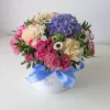 Коробка «Сиреневый акцент» с гортензией, гвоздиками и кустовыми розами