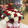 Коробка «Алый и снежный купол» из 31 красно-белой розы (местная, 40 см)