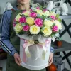 Коробка «Сливочный романс» из 31 розы (белые и розовые, местная 40 см)