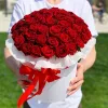 Коробка «Алый купол страсти» из 55 красных роз (местная, 40 см)