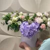 Коробка «Лавандовый купол» с гортензией, розами и ранункулюсом