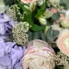 Коробка «Лавандовый купол» с гортензией, розами и ранункулюсом