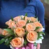 Коробка «Персиковый комплимент» из 13 кремово-персиковых роз