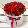 Коробка «Алый купол» с красными розами и эвкалиптом