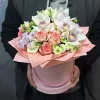Коробка «Персиковый фарфор» с орхидеями цимбидиум, розами и хризантемами