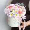 Коробка «Розовый ситец» с кустовыми розами и хризантемами