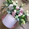 Коробка «Пудровый цимбидиум» с эустомой, кустовой розой и орхидеей