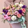Коробка «Пастельный сад» с розами, альстромерией, эустомой и пионом